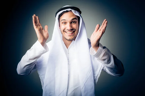 Молодой человек в традиционной арабской одежде — стоковое фото