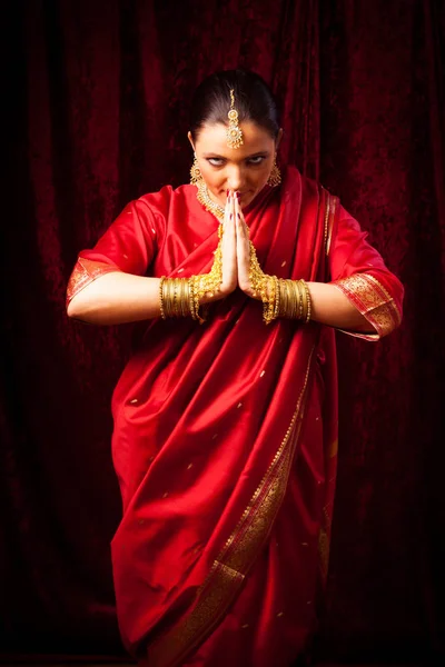 Jeune femme portant Sari style Bollywood — Photo