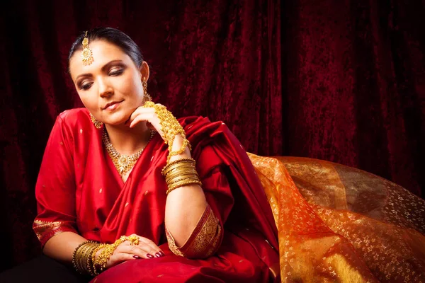 Junge Frau mit Bollywood-Sari — Stockfoto