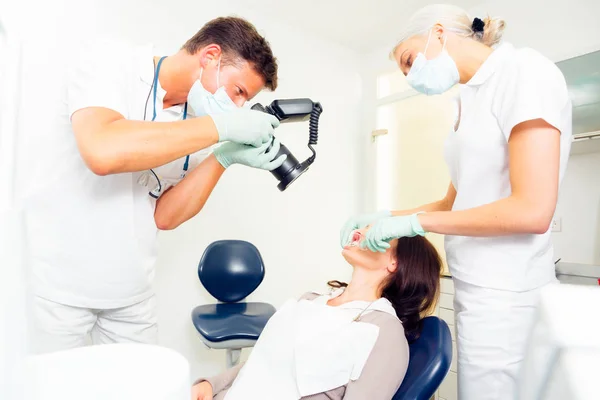 Dentista tomando una foto de los dientes de sus pacientes — Foto de Stock