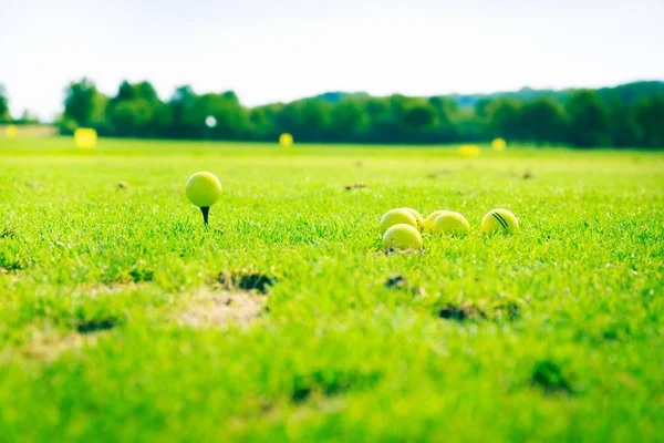 Golf Ball di Tee — Stok Foto