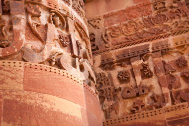 Qutub Minar Delhi'de süslü taş duvara