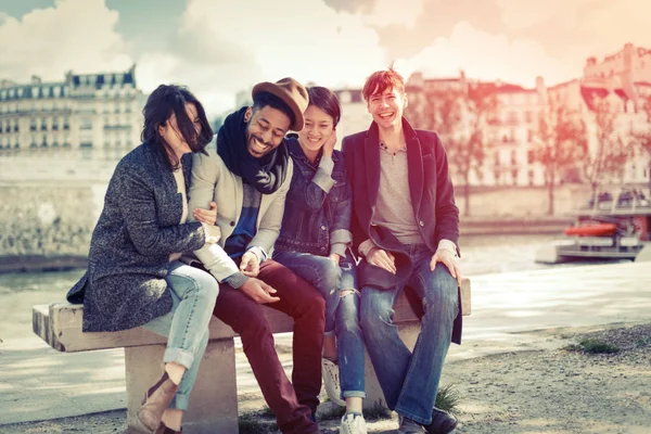Grupo multi-étnico de amigos se divertindo em Paris ao longo do Sena — Fotografia de Stock