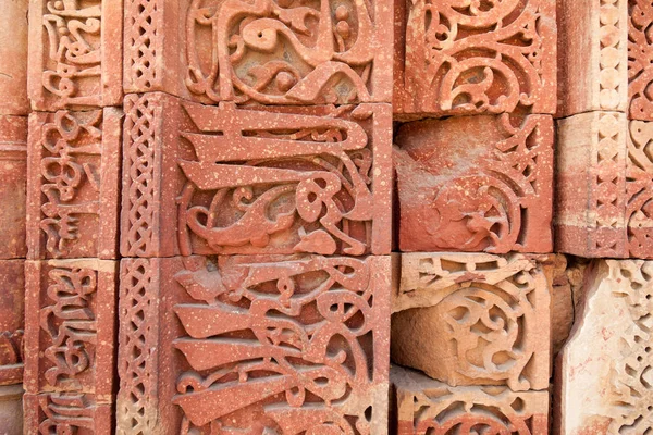 Qutub Minar Delhi'de süslü taş duvara — Stok fotoğraf