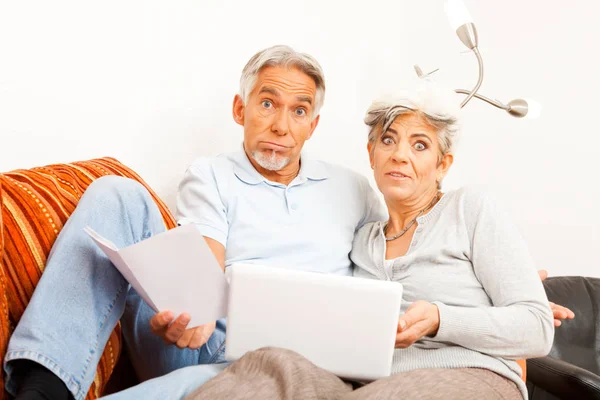 年配のカップルは、インターネットを理解していません。 — ストック写真