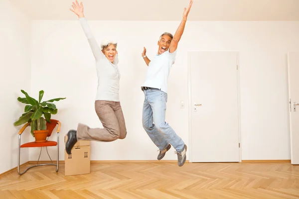 Casal Sênior se mudando para um novo apartamento — Fotografia de Stock