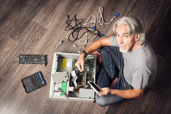 Senior Mann beim Zusammenbau eines Desktop-Computers — Stockfoto