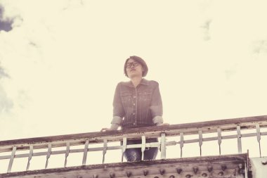 Köprüde duran Paris turizm