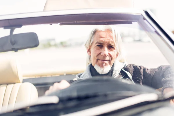 転換の古典的な車を運転して年配の男性 — ストック写真
