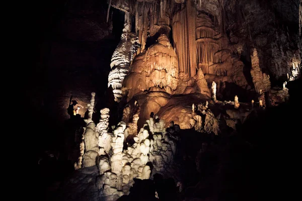 Сталактитів і сталагмітів утворень в печері — стокове фото