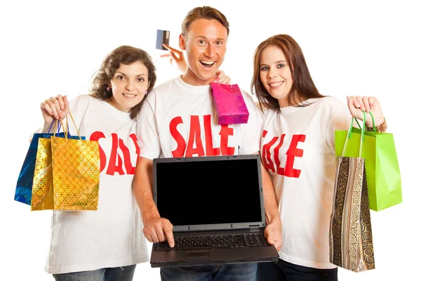 Unga personer med försäljning T-shirts och Laptop — Stockfoto