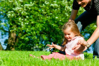 Baba ve kız parkta oynarken