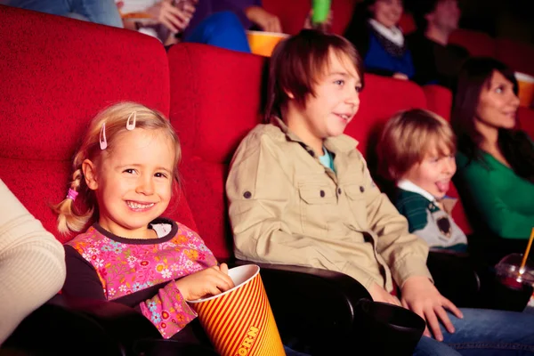 Niños en el cine — Foto de Stock