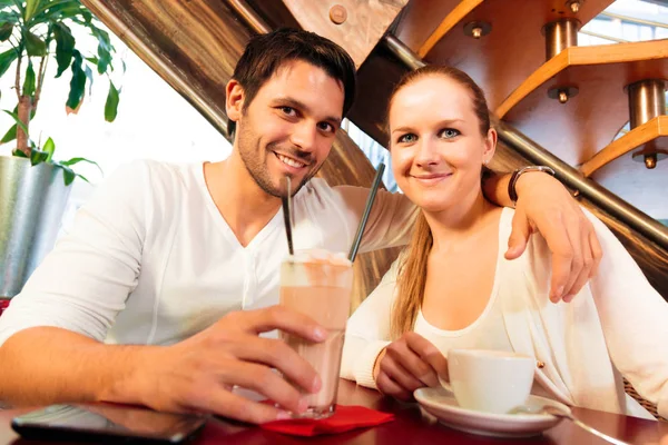 Casal ter um bom café — Fotografia de Stock