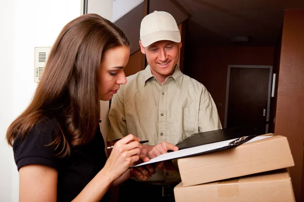 Springpojke överlämnar några paket — Stockfoto