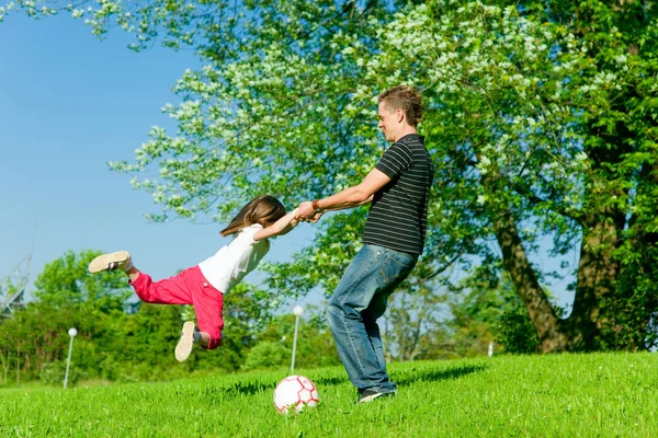 Père et fille jouent dans le parc — Photo
