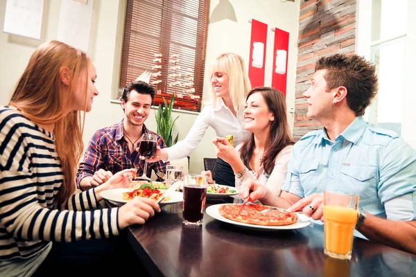 Quatre amis déjeunent dans un restaurant — Photo