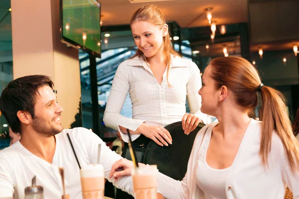 Paar met een goede In Cafe — Stockfoto