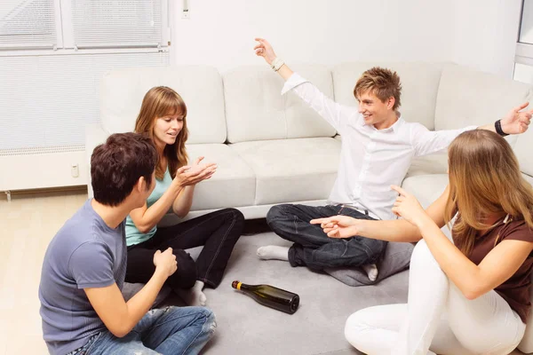 Friends Playing Spin The Bottle — Stock Photo, Image