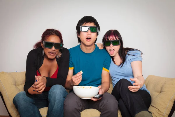 Amigos assistindo 3d tv — Fotografia de Stock