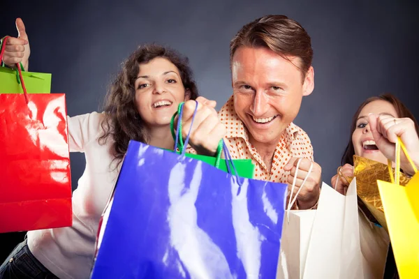 Grupo de Jovens Apreciando suas Compras Spree — Fotografia de Stock