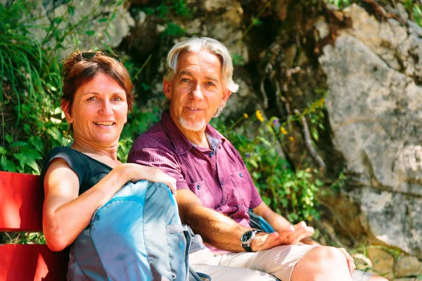 Caminhadas casal sênior — Fotografia de Stock