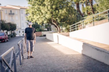 Adam sokakta Vr gözlüklü