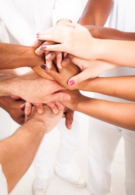 Çok etnik gruptan oluşan genç yetişkinler eller