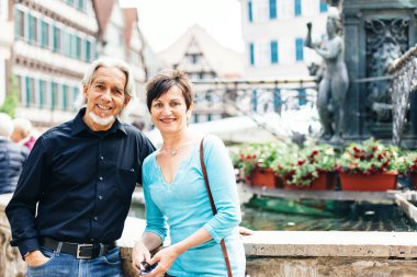 Üst düzey çift Tuebingen sokaklarında yürüyüş,