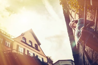 Tuebingen sokaklarında yürüyüş kadın kıdemli