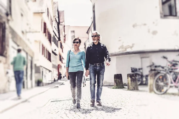 Ανώτερος ζευγάρι περπάτημα στους δρόμους της Tuebingen, — Φωτογραφία Αρχείου