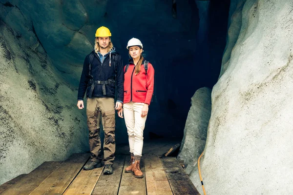 Equipo de Científicos examinando un glaciar —  Fotos de Stock