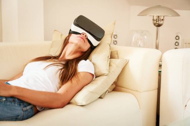 Kanepede oturan, Vr gözlükle genç kadın