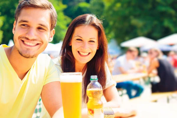 Jóvenes divirtiéndose en el jardín de la cerveza —  Fotos de Stock