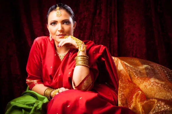 Młoda kobieta ubrana w stylu Bollywood Sari — Zdjęcie stockowe