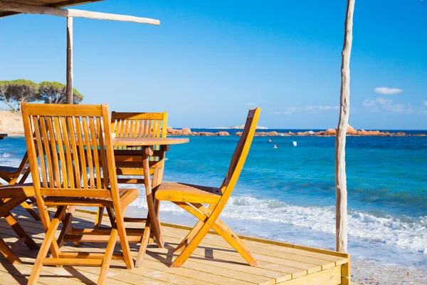 Liegestühle am Strand — Stockfoto