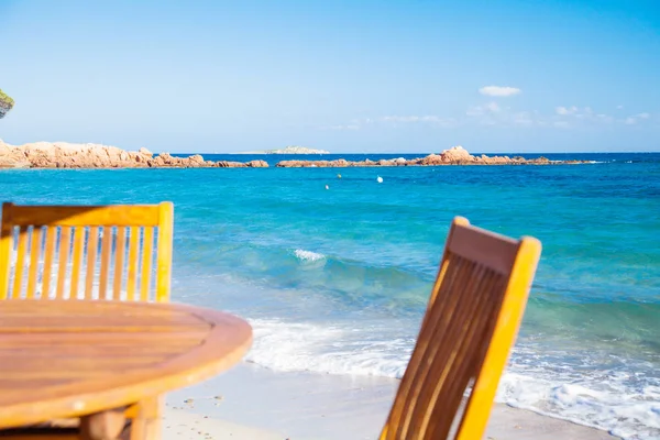 Liegestühle am Strand — Stockfoto