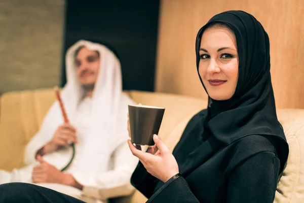 Pasangan Arab Di Rumah — Stok Foto