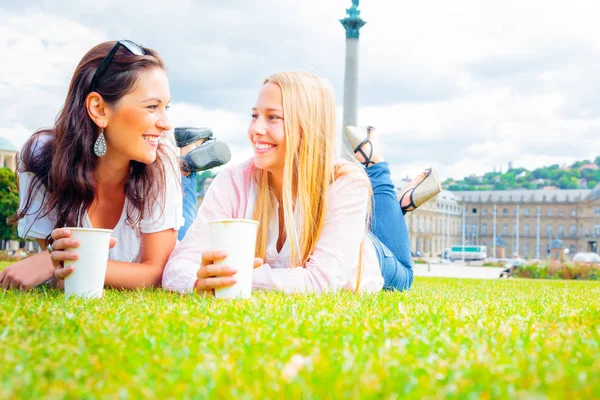 Friends In The Park — Stock Photo, Image