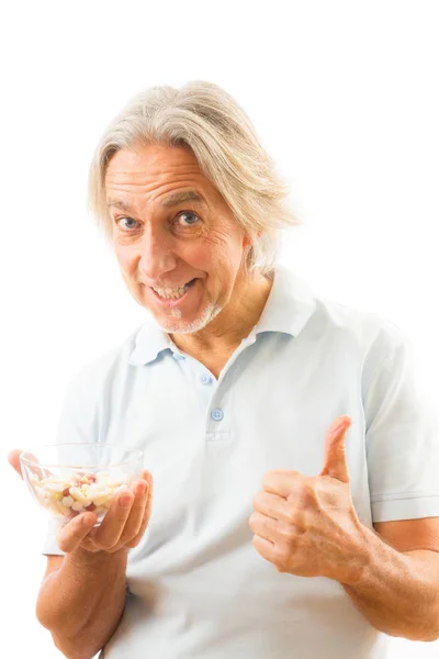 薬のボールを取って幸せの年配の男性 — ストック写真