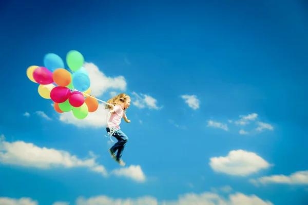 Malá holčička s barevnými balónky — Stock fotografie