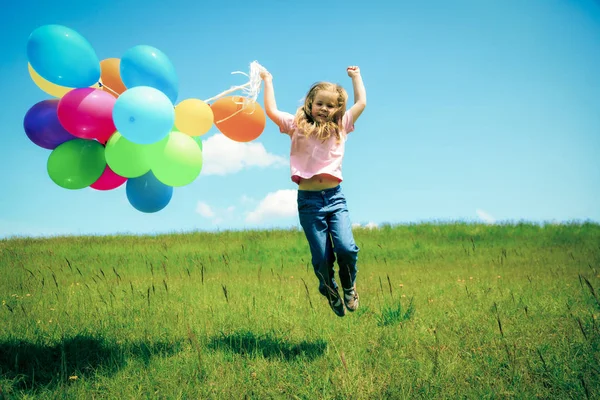 Renkli balonlar ile küçük kız — Stok fotoğraf