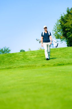 Golf topunu yürüyen adam