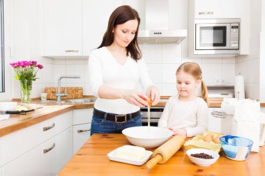 Anne ve kızı Kurabiye Pişirme