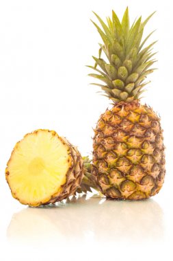 Beyaz üstüne ananas