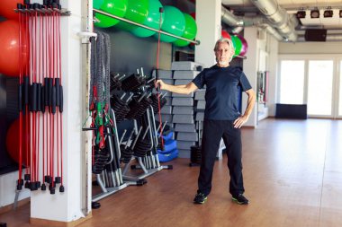 Üst düzey Beyaz adam jimnastik salonu