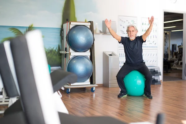 Hombre mayor caucásico en el gimnasio — Foto de Stock