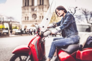 Scooter Paris'te genç Çinli kadın