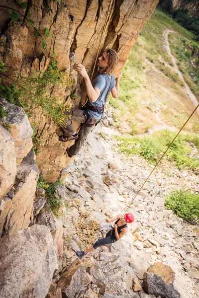 Młodych wspinaczy wspinaczka skałkowa — Zdjęcie stockowe