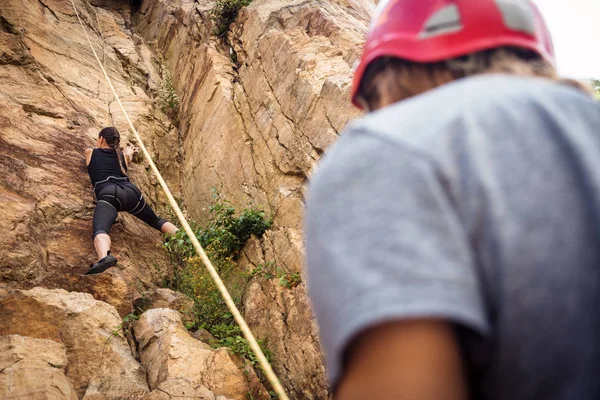 Giovani arrampicatori arrampicata su roccia — Foto Stock